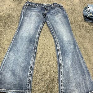 I am selling these Maurices jeans straight style